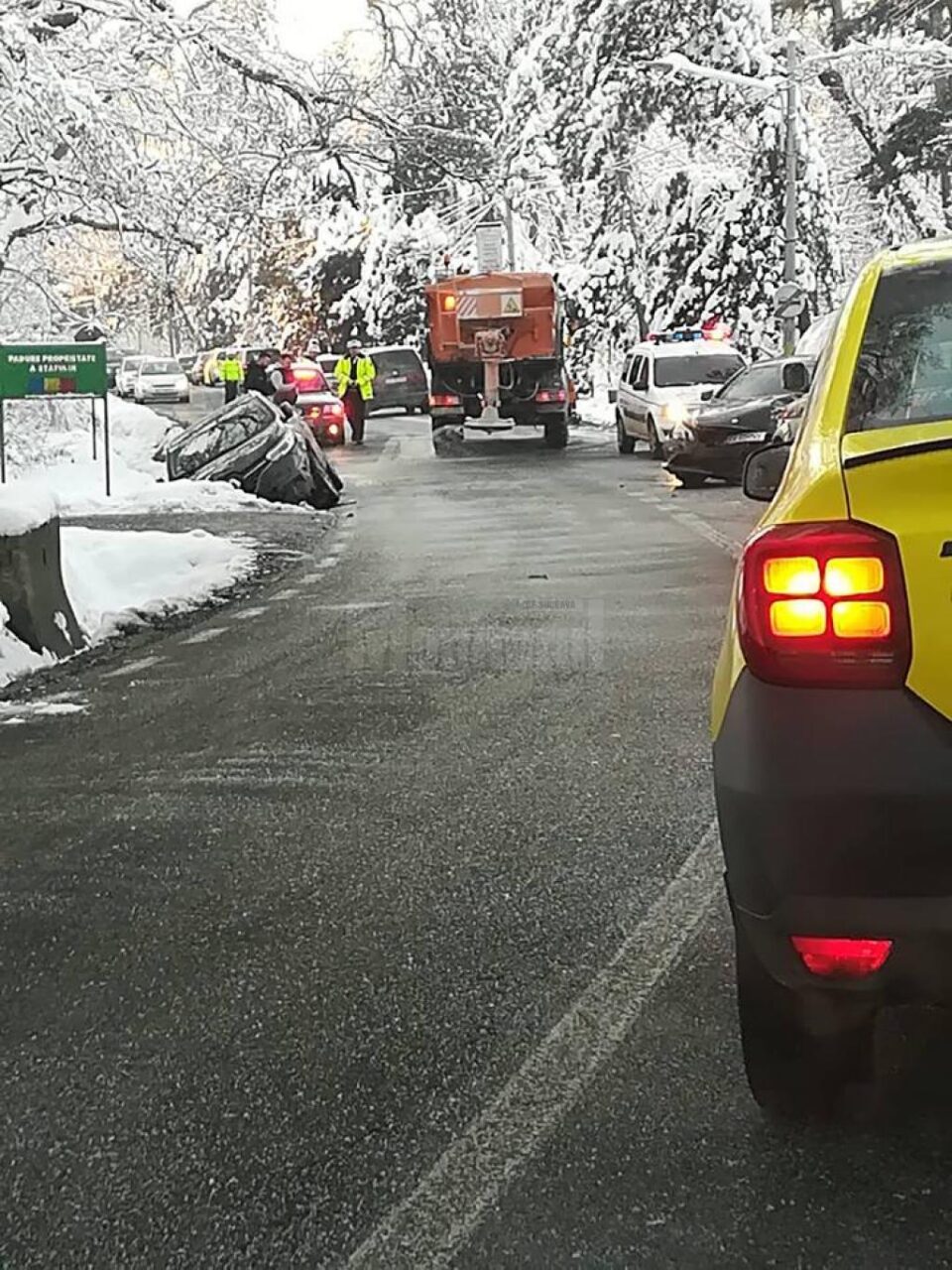 Trei mașini au fost implicate în carambol