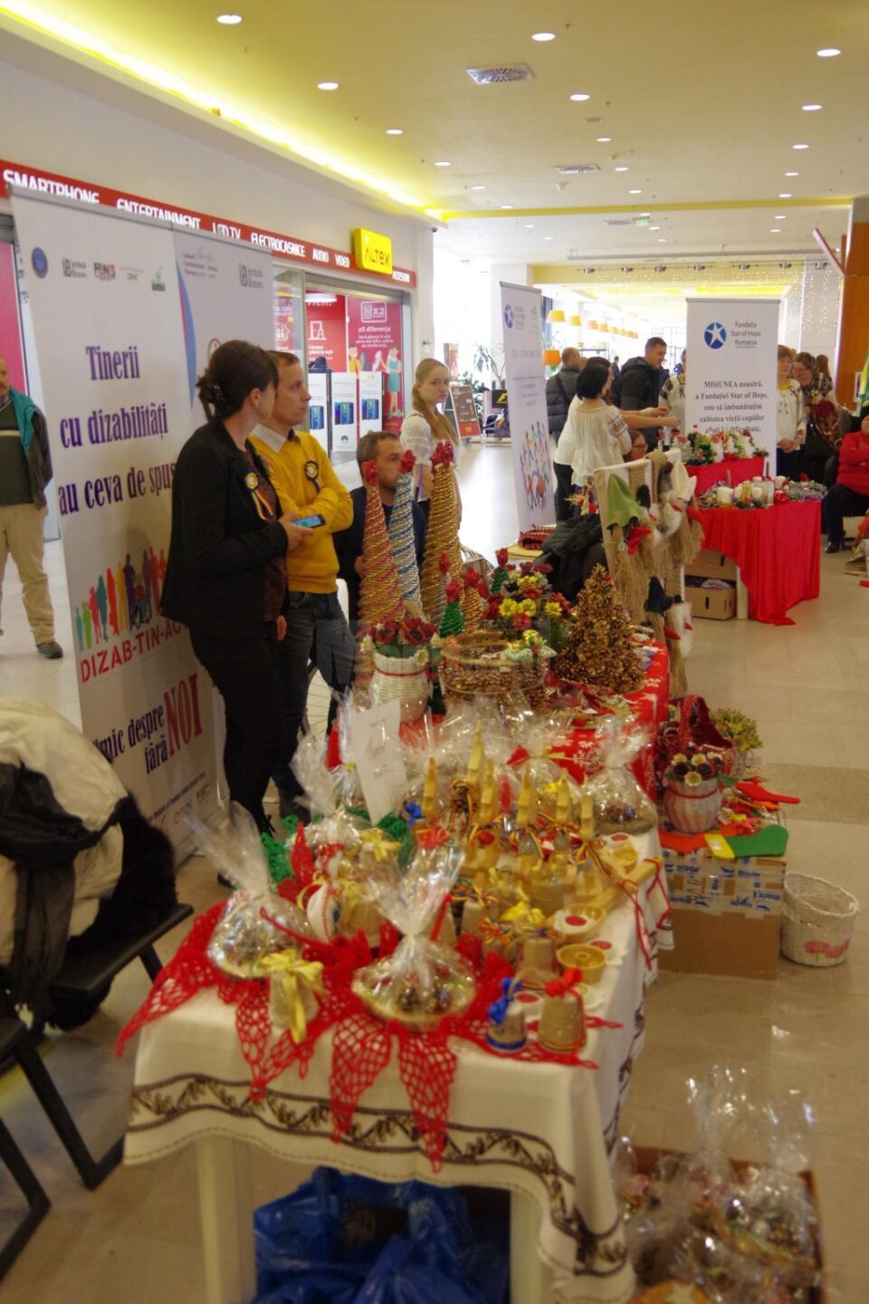 Zeci de copii și persoane adulte cu dizabilități au prezentat ieri spectacolul „Deschide ochii! Deschide inima!”, ediția a XIII-a