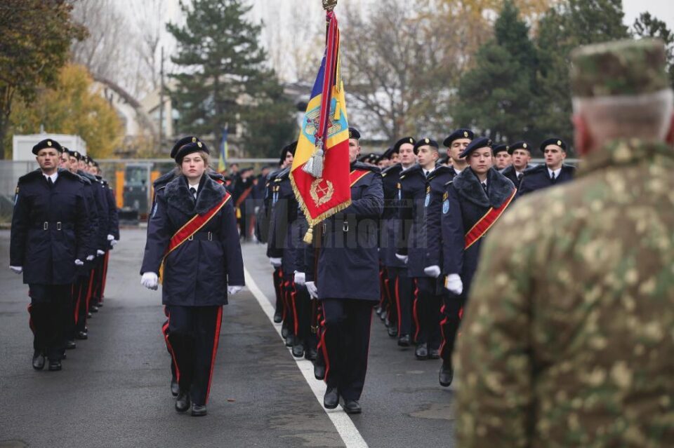 Elevii Colegiului Național Militar „Ștefan cel Mare” din Câmpulung Moldovenesc au participat în premieră la parada militară națională. Foto MApN Alexandru Helerea