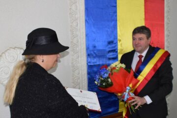 Titlul de Cetățean de Onoare al arhitectului Crișan Victor Popescu a fost înmânat de primarul Cătălin Coman fiicei acestuia, Alba Iulia Popescu