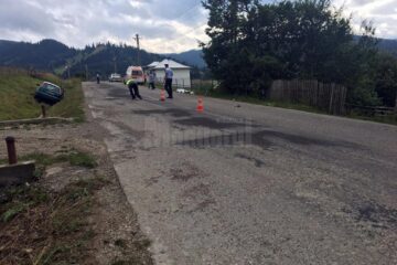 Mașina le-a lovit violent pe cele două, după care a ieșit în decor, prin stânga