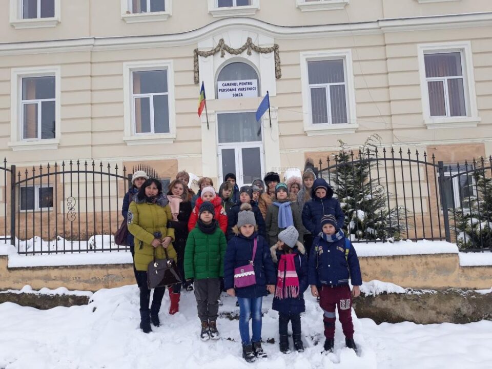 Elevii și preșcolarii de la Stroiești au donat alimente Centrului de zi de la Asociația ”Lumină Lină” și Căminului de bătrâni Solca