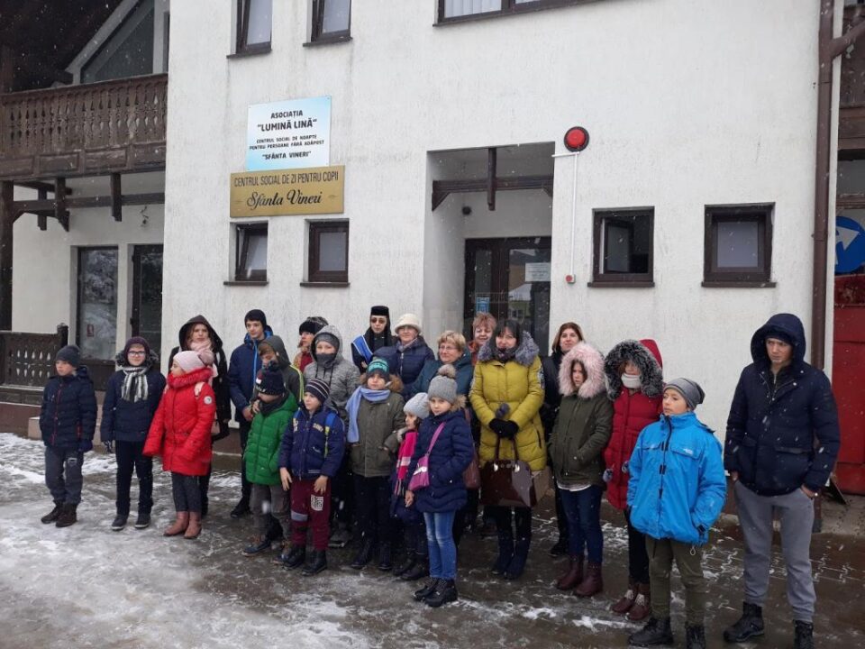 Elevii și preșcolarii de la Stroiești au donat alimente Centrului de zi de la Asociația ”Lumină Lină” și Căminului de bătrâni Solca Elevii și preșcolarii de la Stroiești au donat alimente Centrului de zi de la Asociația ”Lumină Lină” și Căminului de bătrâni Solca
