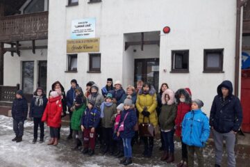 Elevii și preșcolarii de la Stroiești au donat alimente Centrului de zi de la Asociația ”Lumină Lină” și Căminului de bătrâni Solca