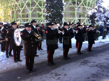 Ședință festivă de Consiliu Local, înmânări de diplome aniversare, depuneri de coroane, paradă militară și spectacol artistic de 1 Decembrie