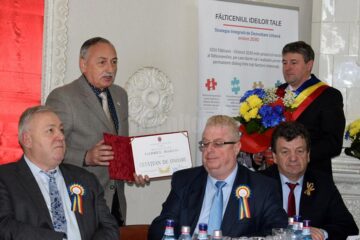 Primul căruia i s-a înmânat titlul de Cetățean de Onoare a fost profesorul și artistul Gabrel Baban