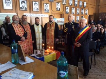 Ședință festivă de Consiliu Local, înmânări de diplome aniversare, depuneri de coroane, paradă militară și spectacol artistic de 1 Decembrie