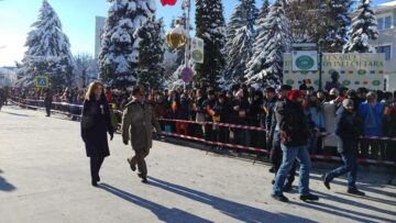 Prefectul Mirela Adomnicăi și comandantul Centrului Militar Judetean Suceava, Mugurel Anton, trec prin fata efectivelor militare Sursa: Instituția Prefectului