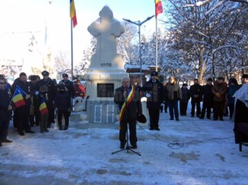 Ședință festivă de Consiliu Local, înmânări de diplome aniversare, depuneri de coroane, paradă militară și spectacol artistic de 1 Decembrie