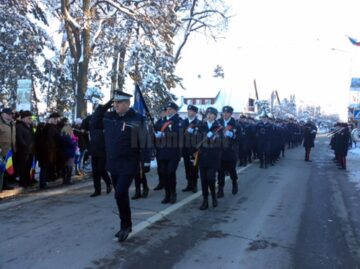 Ședință festivă de Consiliu Local, înmânări de diplome aniversare, depuneri de coroane, paradă militară și spectacol artistic de 1 Decembrie