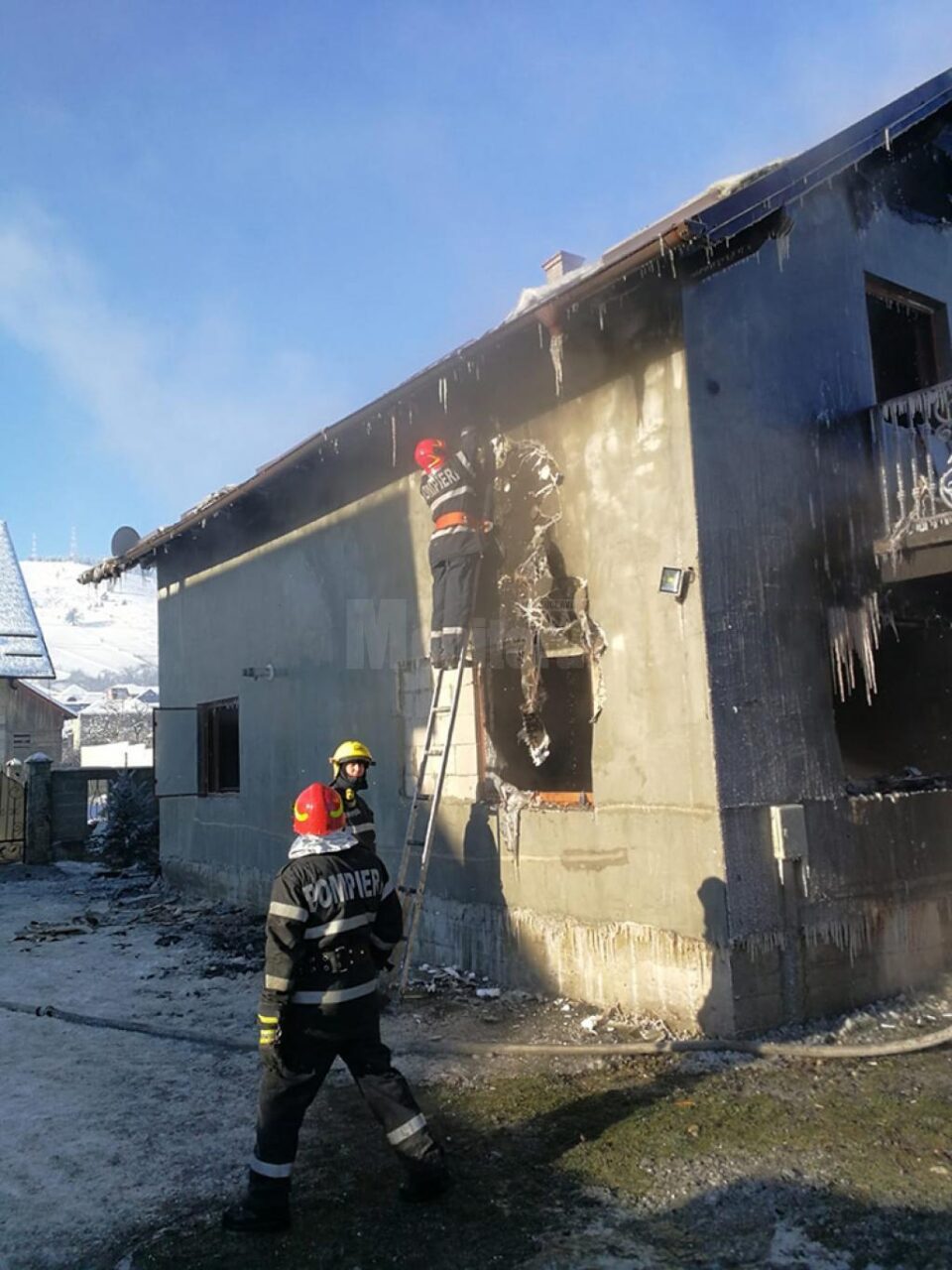 Pompierii au reușit să stingă flăcările, iar polițiștii încearcă să dea de urma autorului