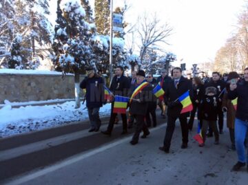 Ședință festivă de Consiliu Local, înmânări de diplome aniversare, depuneri de coroane, paradă militară și spectacol artistic de 1 Decembrie