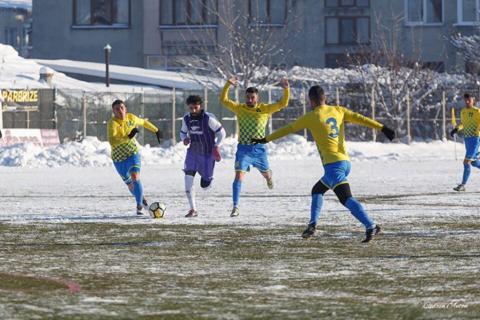 Eduard Julei, aici înconjurat de trei adversari, a marcat golul victoriei pentru Somuz în duelul cu CSM Râmnicu Sărat. Foto Codrin Anton Eduard Julei, aici înconjurat de trei adversari, a marcat golul victoriei pentru Somuz în duelul cu CSM Râmnicu Sărat. Foto Codrin Anton
