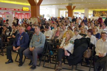 Zeci de copii și persoane adulte cu dizabilități au prezentat ieri spectacolul „Deschide ochii! Deschide inima!”, ediția a XIII-a