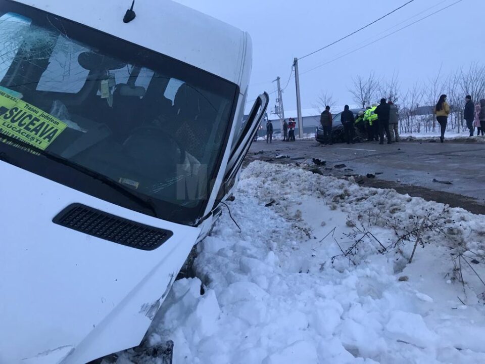 Accident cu opt răniți, după ce un autoturism de teren a intrat într-un microbuz