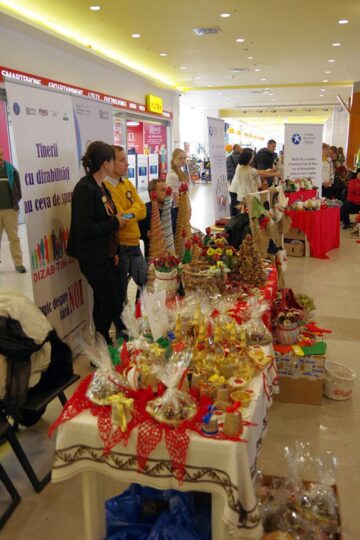 Zeci de copii și persoane adulte cu dizabilități au prezentat ieri spectacolul „Deschide ochii! Deschide inima!”, ediția a XIII-a