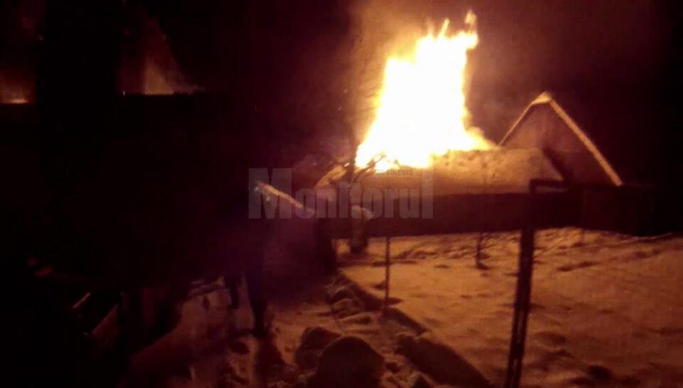 Incendiul violent a distrus locuința și a lăsat fără adăpost o familie sărmană cu doi copii Incendiul violent a distrus locuința și a lăsat fără adăpost o familie sărmană cu doi copii