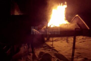 Incendiul violent a distrus locuința și a lăsat fără adăpost o familie sărmană cu doi copii