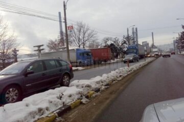 Circulație blocată, ieri dimineață, pe sensul dinspre centrul Sucevei