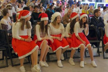 Zeci de copii și persoane adulte cu dizabilități au prezentat ieri spectacolul „Deschide ochii! Deschide inima!”, ediția a XIII-a