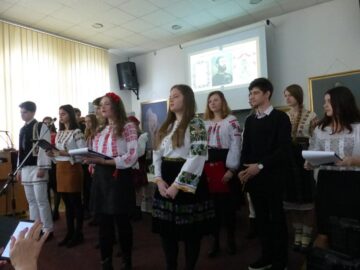Momente artistice susținute de elevi de la Colegiul „Mihai Eminescu” și lansare de carte, la Biblioteca Bucovinei