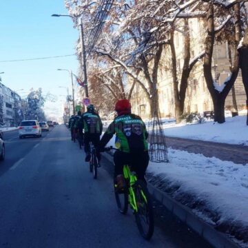 Bicicliștii care au înfruntat gerul pentru a face conturul României, pe străzile Sucevei, de 1 Decembrie
