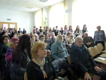 Momente artistice susținute de elevi de la Colegiul „Mihai Eminescu” și lansare de carte, la Biblioteca Bucovinei
