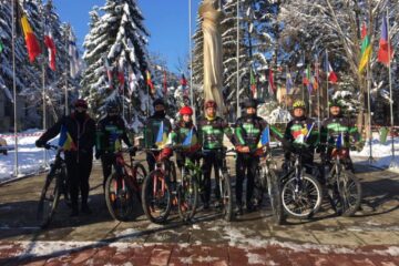 Bicicliștii care au înfruntat gerul pentru a face conturul României, pe străzile Sucevei, de 1 Decembrie