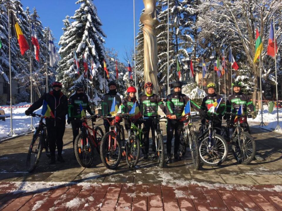 Bicicliștii care au înfruntat gerul pentru a face conturul României, pe străzile Sucevei, de 1 Decembrie