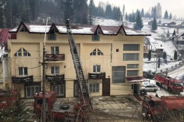 Incendiul a izbucnit sub acoperiș și a fost localizat la timp de pompieri