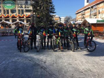 Bicicliștii care au înfruntat gerul pentru a face conturul României, pe străzile Sucevei, de 1 Decembrie
