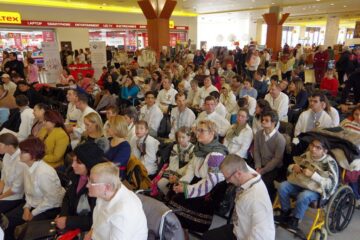 Zeci de copii și persoane adulte cu dizabilități au prezentat ieri spectacolul „Deschide ochii! Deschide inima!”, ediția a XIII-a