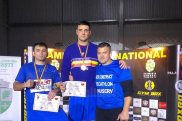 Antrenorul Andu Vornicu, alături de cei doi elevi ai săi, medaliați la Naționale