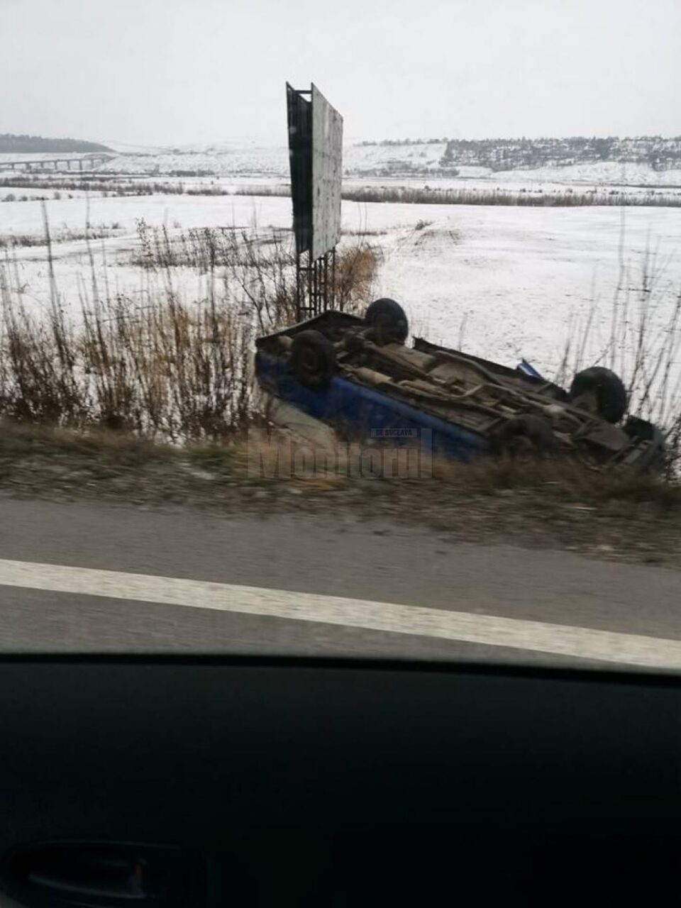 Un autoturism scăpat de sub control s-a răsturnat la intrare în Ițcani