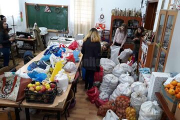 Elevii de la Dumbrăveni au donat fructe și legume unui centru de bătrâni și spitalului din comună