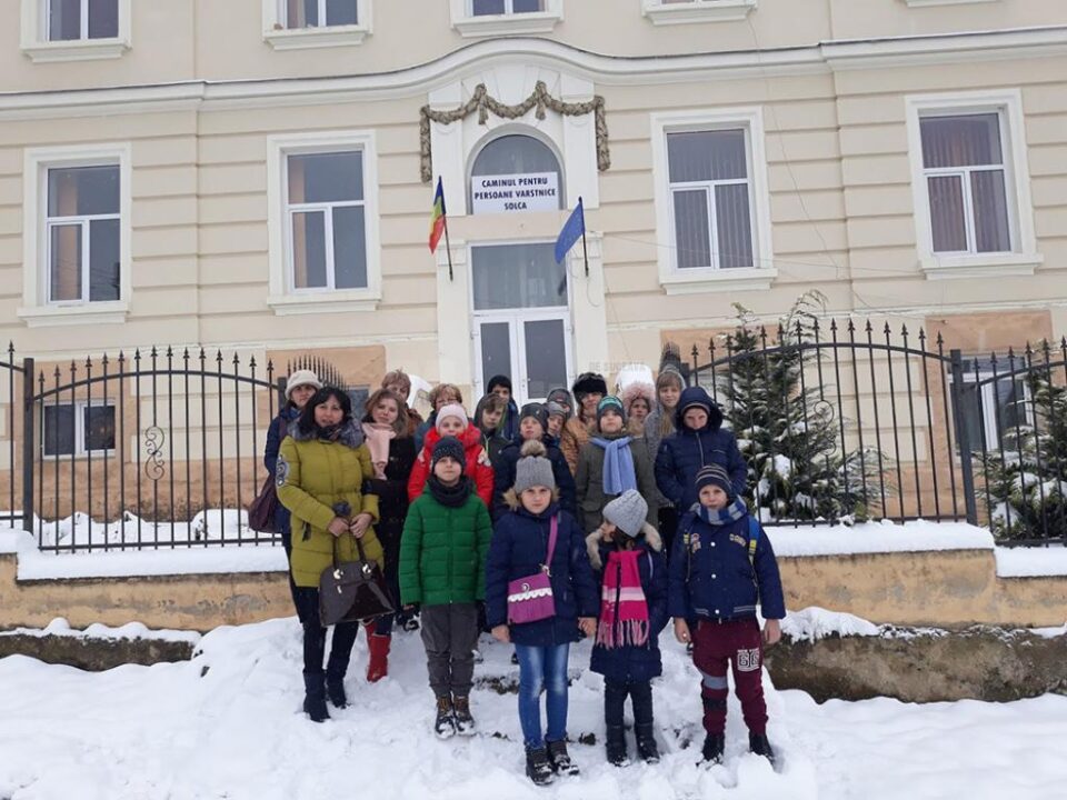Elevii și preșcolarii de la Stroiești au donat alimente Centrului de zi de la Asociația ”Lumină Lină” și Căminului de bătrâni Solca