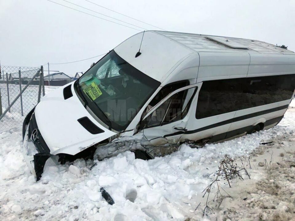 Microbuzul care venea din sens opus și circula regulamentar