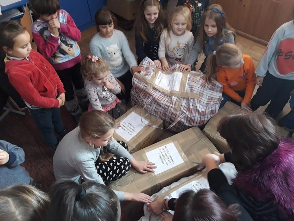 Elevii și preșcolarii de la Stroiești au donat alimente Centrului de zi de la Asociația ”Lumină Lină” și Căminului de bătrâni Solca