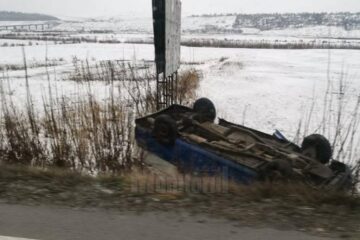 Autoturismul a ramas rasturnat pe cupola, la marginea drumului