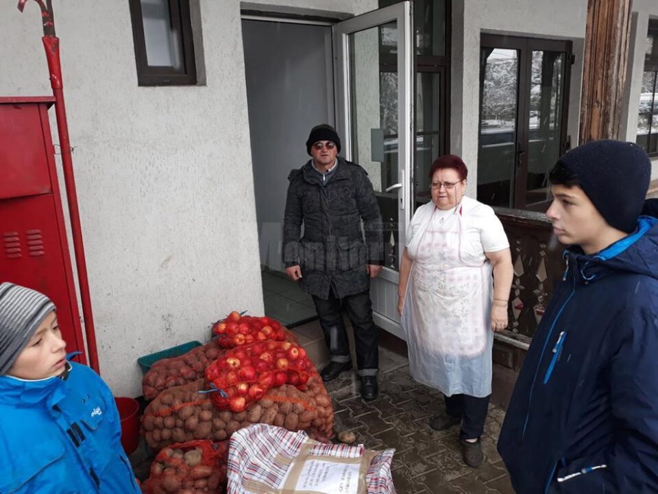 Elevii și preșcolarii de la Stroiești au donat alimente Centrului de zi de la Asociația ”Lumină Lină” și Căminului de bătrâni Solca
