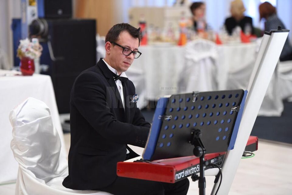 Profesorul Johannes Raimund Onesciuc, directorul Ansamblului Artistic Profesionist „Ciprian Porumbescu" Suceava