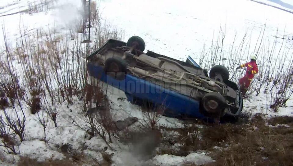 Autoturismul s-a răsturnat pe cupolă, la marginea drumului