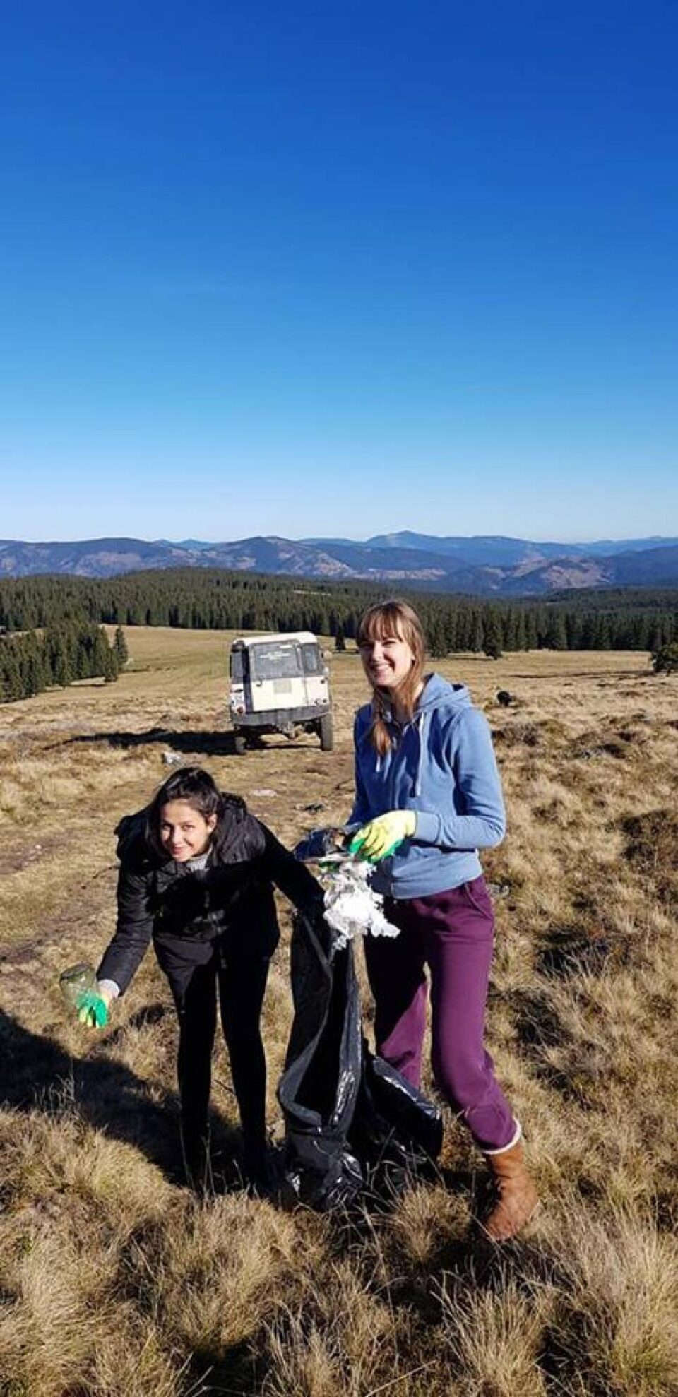 Activitățile de igienizare și de refacere a marcajelor, desfășurate de studenți ai USV în parcul Călimani