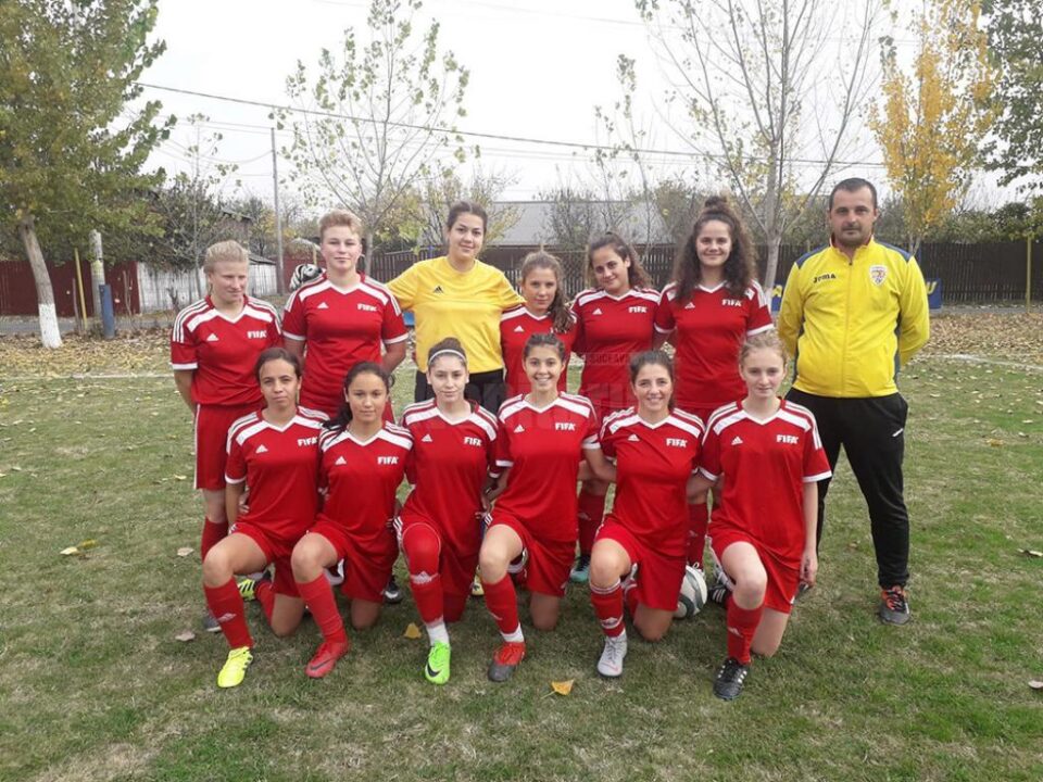 Antrenorul Marcel Irimie alături de fetele cu care va participa la Campionatul Național de futsal Antrenorul Marcel Irimie alături de fetele cu care va participa la Campionatul Național de futsal