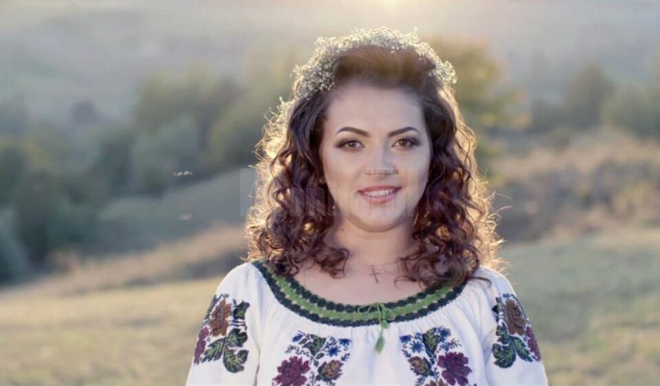 Interpreta de muzică populară Laura Olteanu