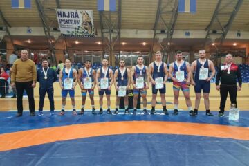 Cei opt luptători de la CSM Suceava, alături de antrenorii Andrei Bolohan și Valerică Gherasim, după festivitatea de premiere