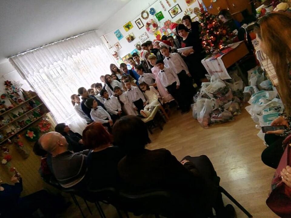 Program artistic cu poezii și cântece de iarnă, colinde și urături, la Centrul Școlar de Educație Incluzivă Suceava