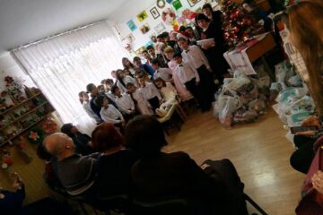 Program artistic cu poezii și cântece de iarnă, colinde și urături, la Centrul Școlar de Educație Incluzivă Suceava