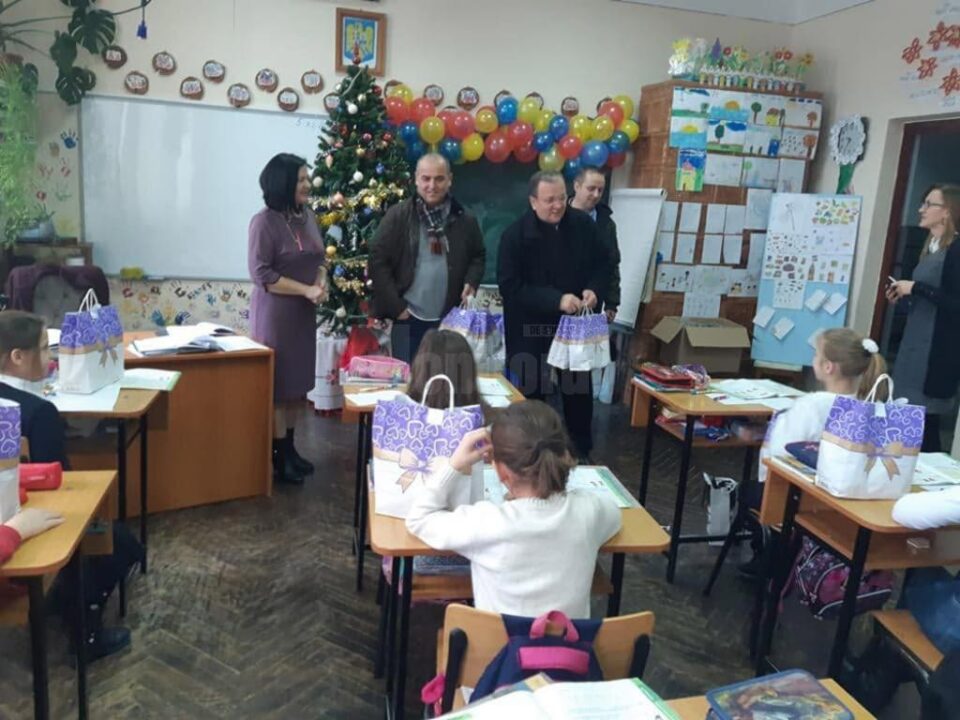 Dănuț Chidoveț și Gheorghe Flutur au împărțit cadouri de Moș Nicolae elevilor și preșcolarilor din Dărmănești