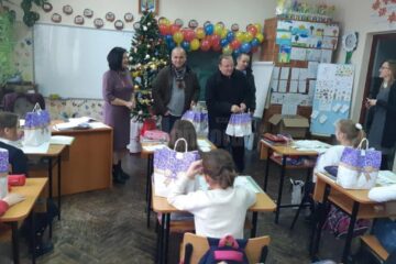 Dănuț Chidoveț și Gheorghe Flutur au împărțit cadouri de Moș Nicolae elevilor și preșcolarilor din Dărmănești